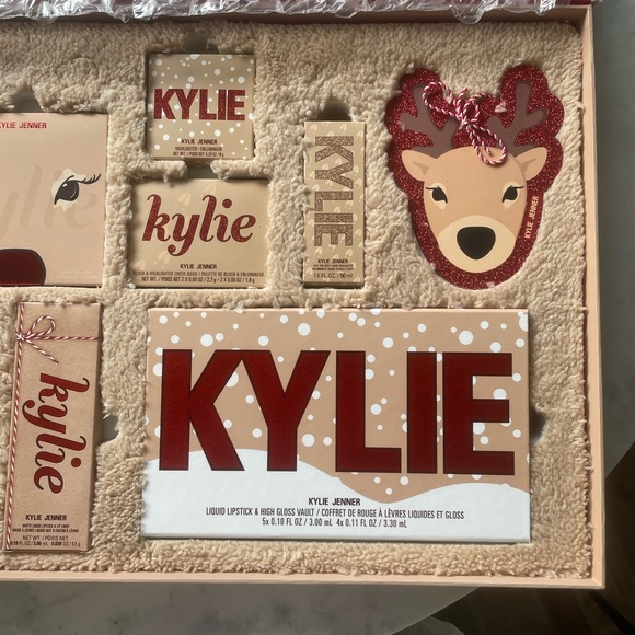 KYLIE COSMETICS 2022 CHRISTMAS COLLECTION - Picture 3 of 13